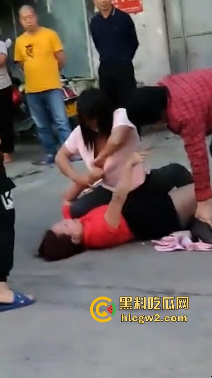 史上最狠打小三！潮汕街头小三被原配及家属当街撕衣暴打 木棍捅逼 现场视频曝光 打的真惨！-4