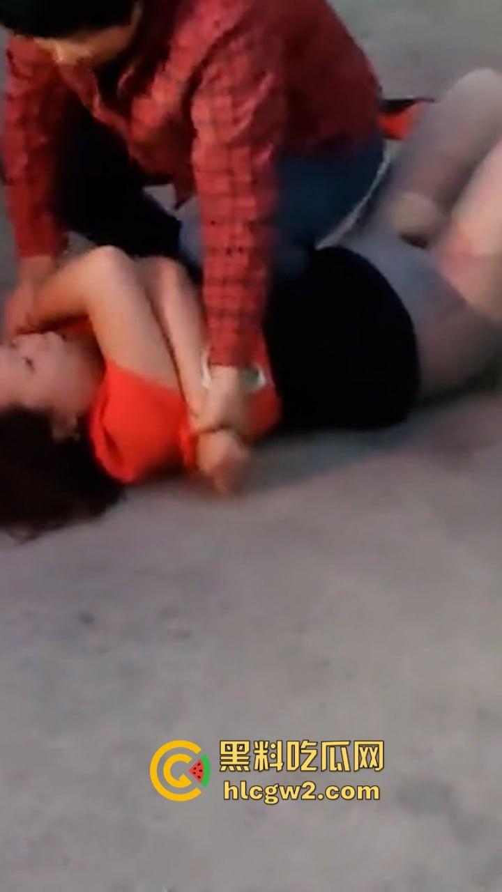 史上最狠打小三！潮汕街头小三被原配及家属当街撕衣暴打 木棍捅逼 现场视频曝光 打的真惨！-7