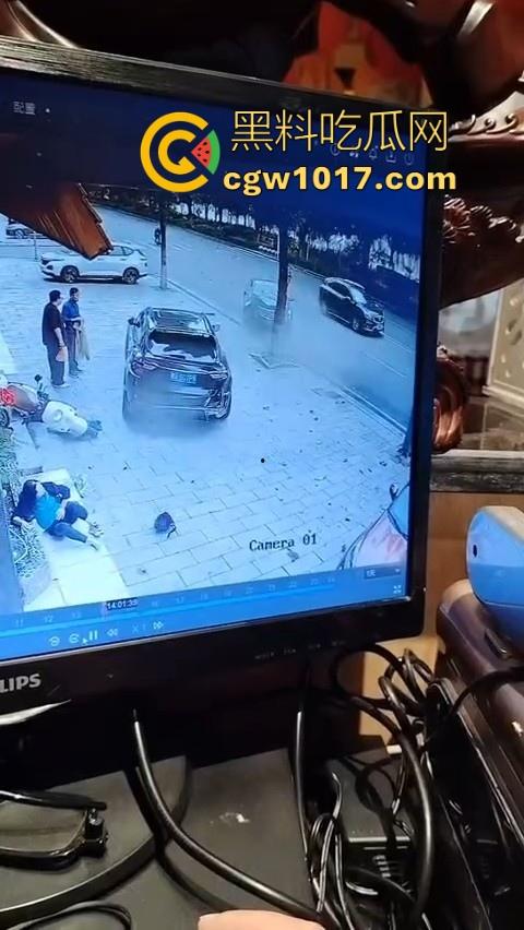 岳阳湘阴发生严重车祸！倒霉起来喝水都能塞牙，站马路边都能被车撞飞，像个人体保龄球一样撞了出去！-2