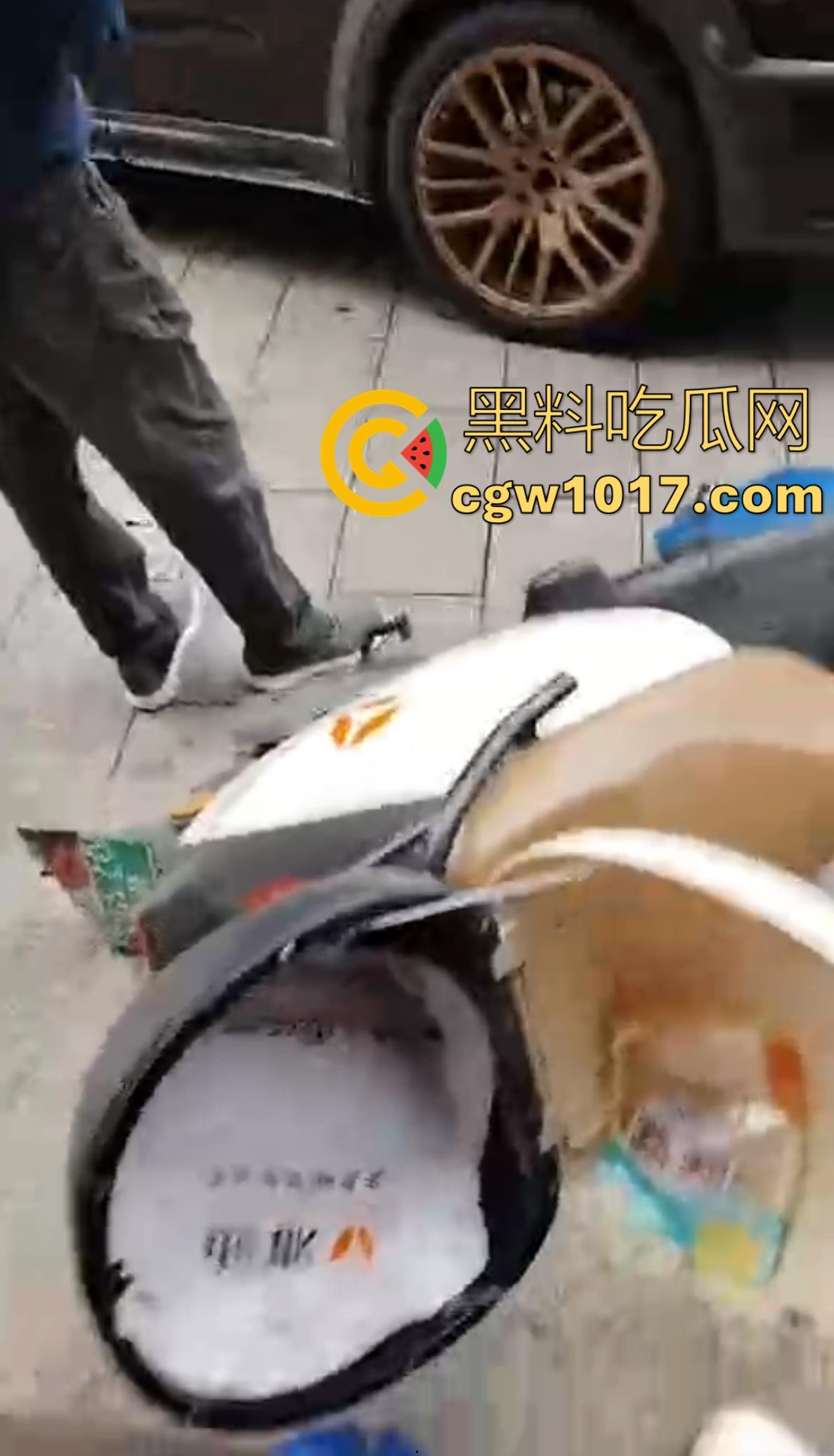 岳阳湘阴发生严重车祸！倒霉起来喝水都能塞牙，站马路边都能被车撞飞，像个人体保龄球一样撞了出去！-7