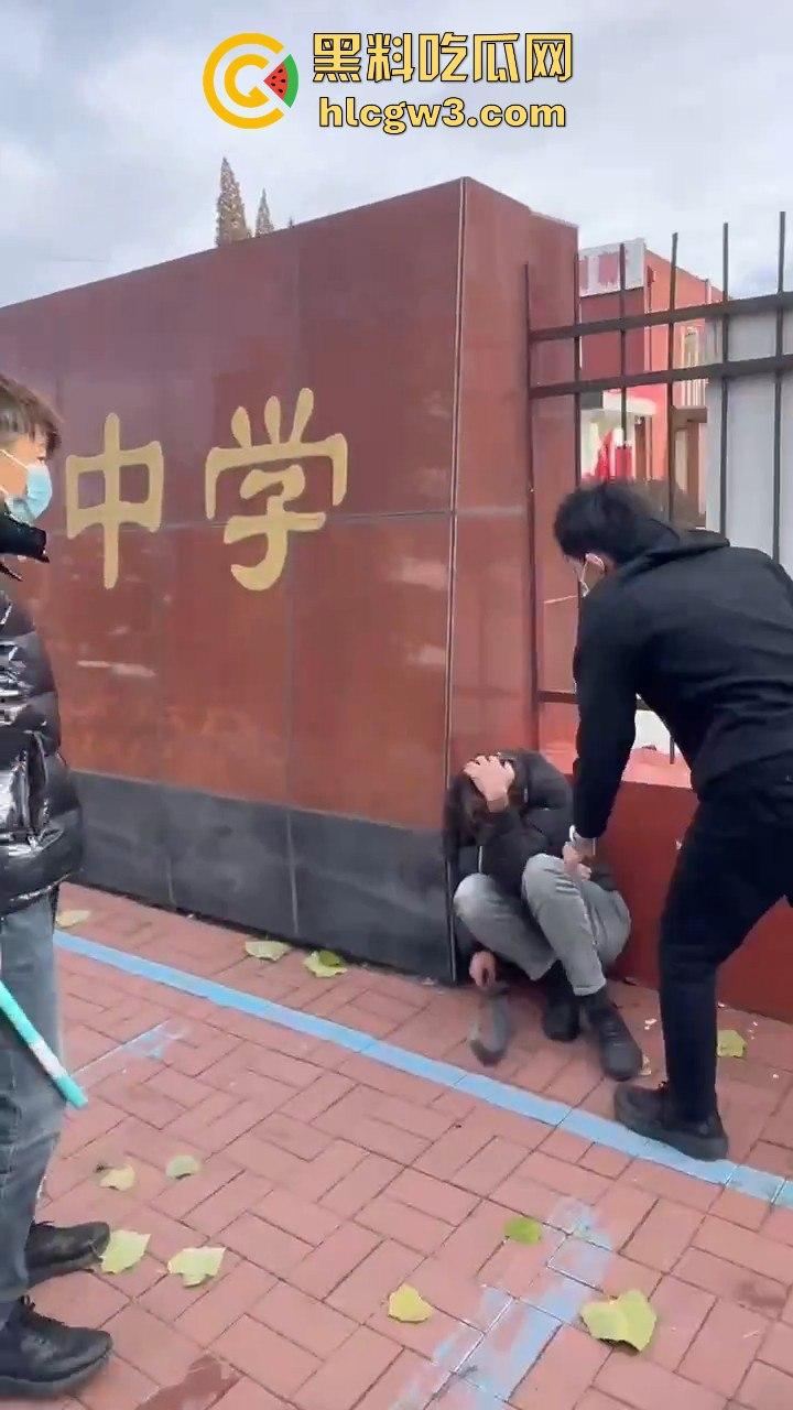 唐山38中门口精神小伙持械群殴，砍刀钢棍齐飞，校园门口上演江湖儿女！-2