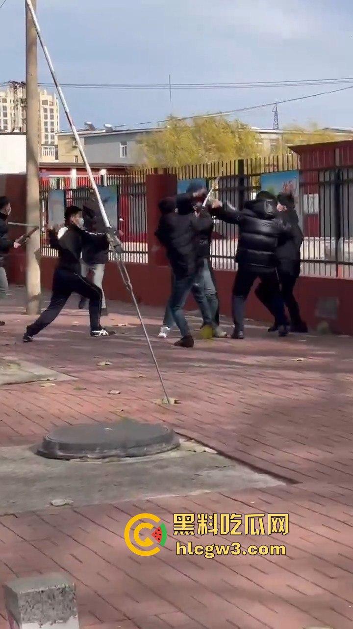 唐山38中门口精神小伙持械群殴，砍刀钢棍齐飞，校园门口上演江湖儿女！-3