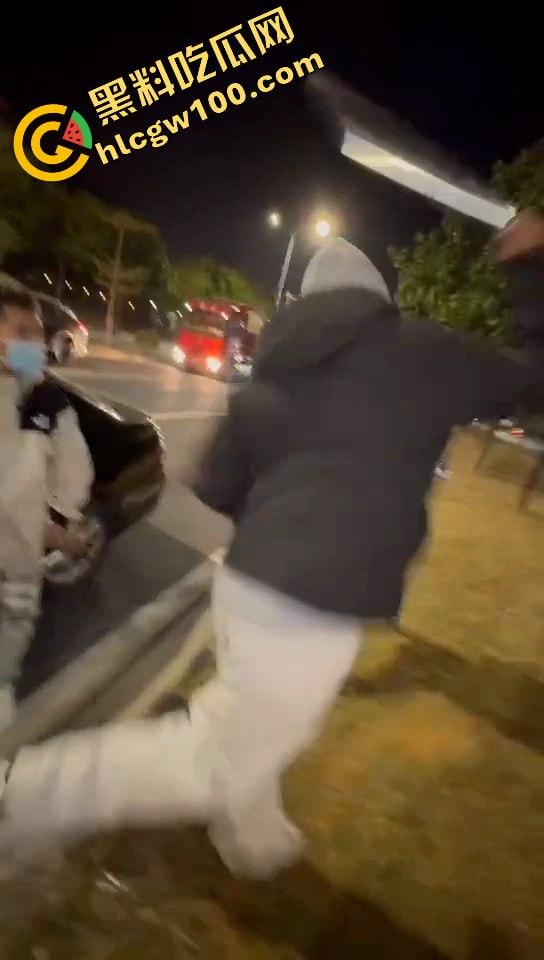 真人版罪恶都市！大马路沦为“死亡角斗场”，仇家飙车怒撞，一米多长“索命”刀狂舞-8