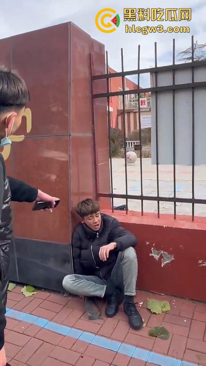 唐山38中门口精神小伙持械群殴，砍刀钢棍齐飞，校园门口上演江湖儿女！-10