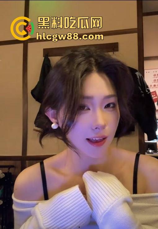 抖音极品高颜值网红【百利甜甜】黑丝学生装 露脸自慰 高级粉丝群福利大放送 先射为敬！-7