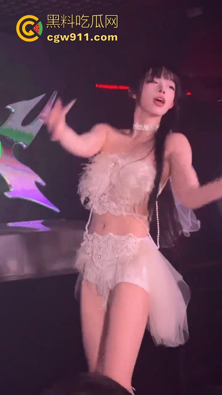 前面跳得有多骚，私下给就操的有多狼狈，土豪重金拿下酒吧模特，骑乘内射狠狠满足！-4