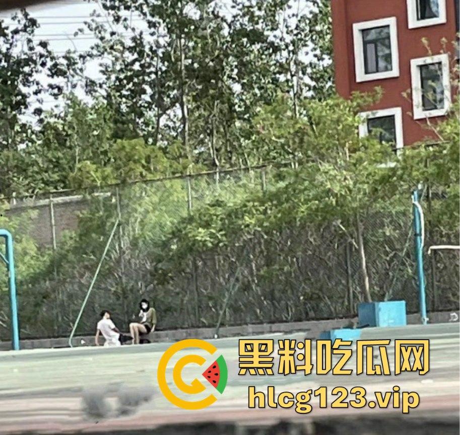 山东工程职业技术大学大一情侣操场啪啪被偷拍！光天化日下学生会带走，年轻人玩得真刺激！-12