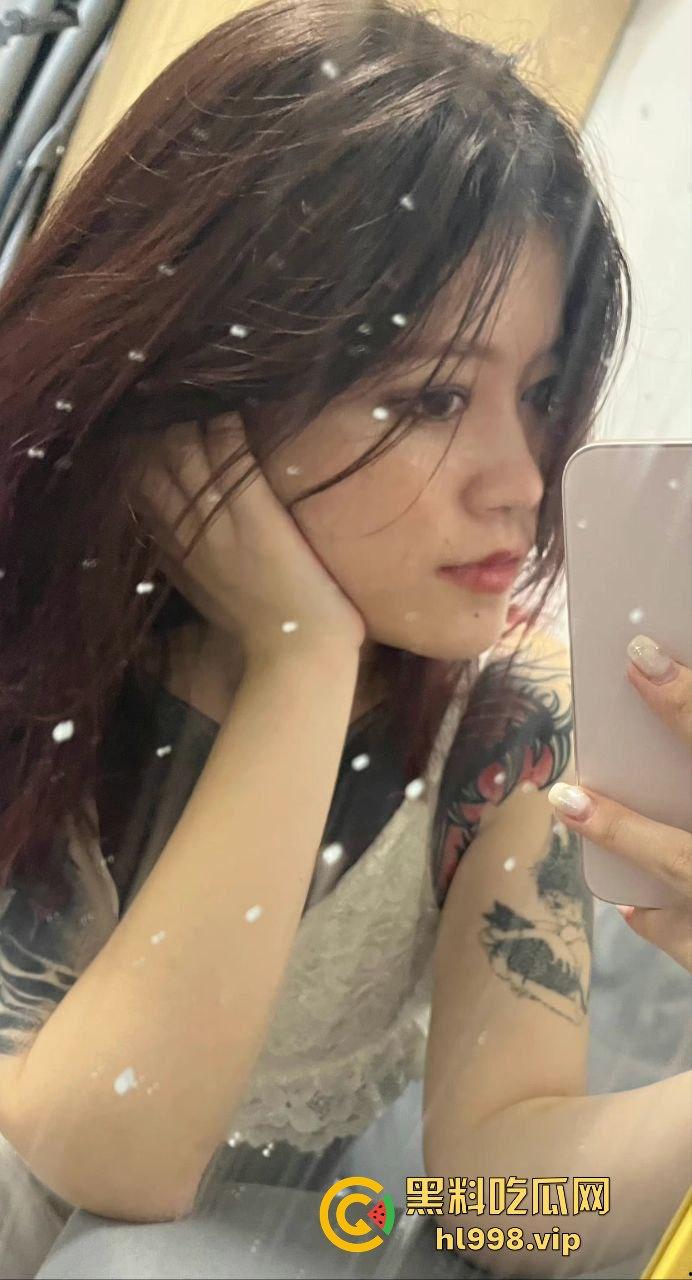 抖音主播【楽涩】国内装乖，国外推特玩骚！奶子逼全给看，找大哥卖逼毫不遮掩！-3