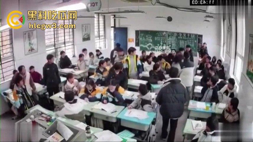 山东班主任女老师用戒尺教育学生被反击！遭学生当场辱骂殴打，男同学拉不住场面失控！-6