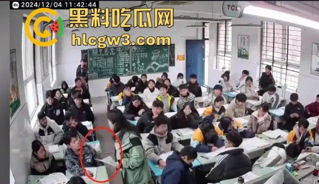 山东班主任女老师用戒尺教育学生被反击！遭学生当场辱骂殴打，男同学拉不住场面失控！-17