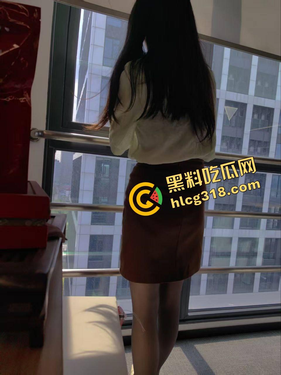 出租房小情侣炮战激烈，清纯女友一开始死活不让拍，操爽了以后随便拍，脸都能怼特写一上头比谁都疯！-4