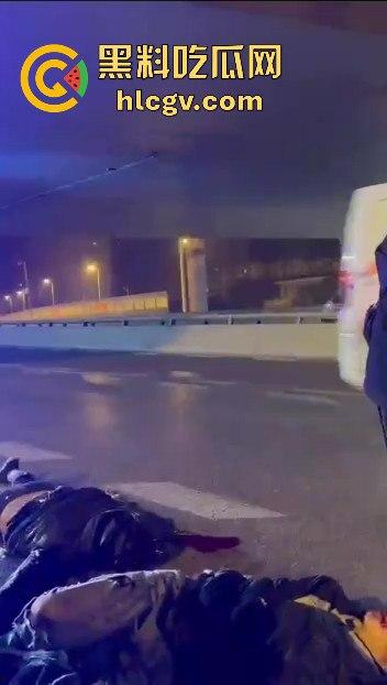 西安立交桥两男子醉酒骑摩托撞护栏，一男子爆头止血，没想到面包车又来补一刀！-8
