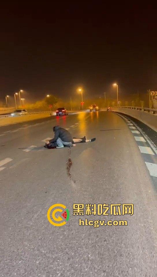 西安立交桥两男子醉酒骑摩托撞护栏，一男子爆头止血，没想到面包车又来补一刀！-11