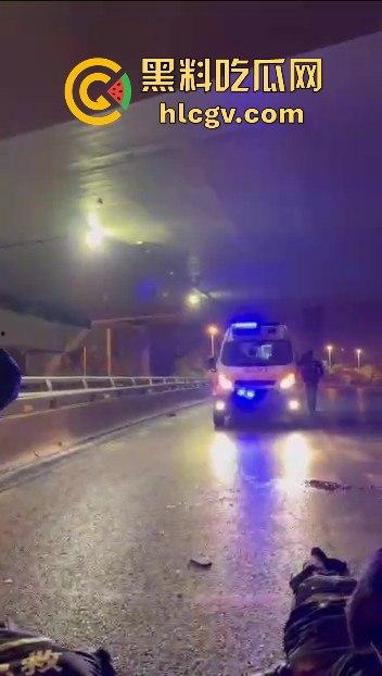 西安立交桥两男子醉酒骑摩托撞护栏，一男子爆头止血，没想到面包车又来补一刀！-14