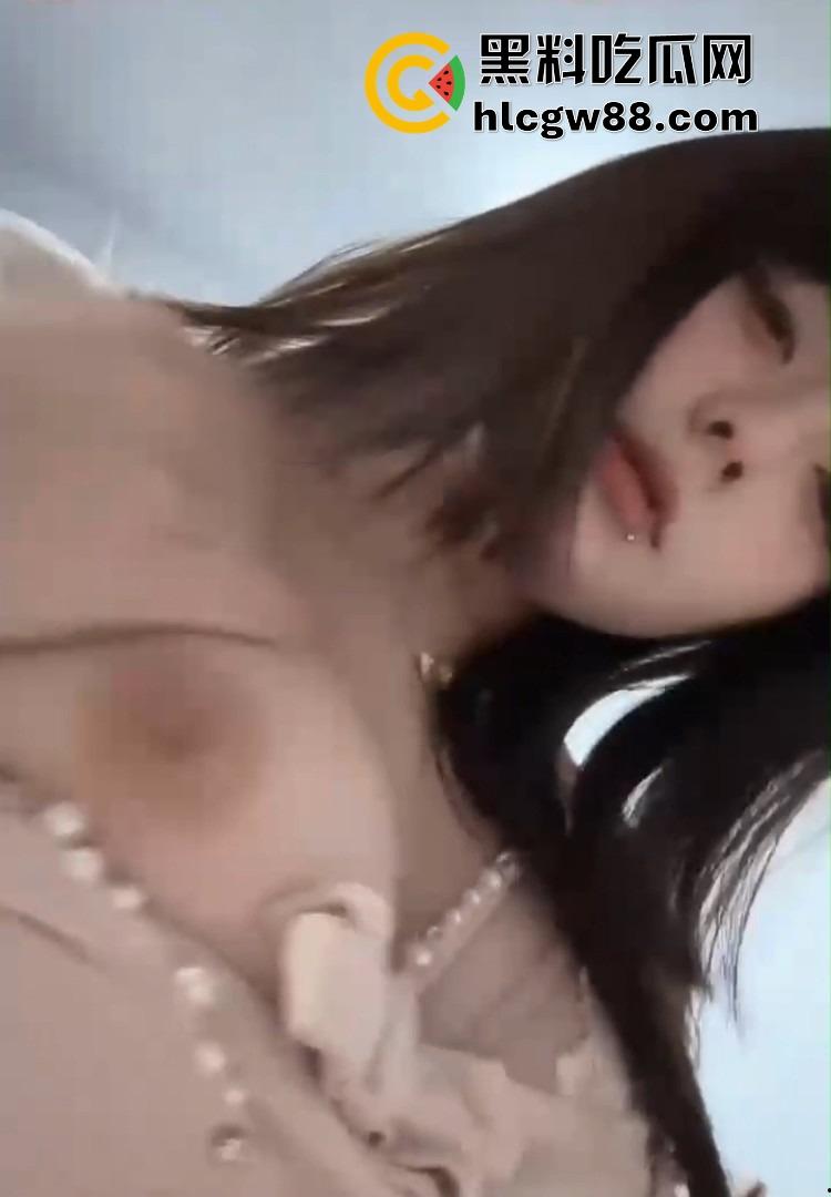 四川绵阳19岁大奶学生妹【黄涵妤】未毕业就被金主重金拿下，调教成远程玩物街头大胆露奶！-10