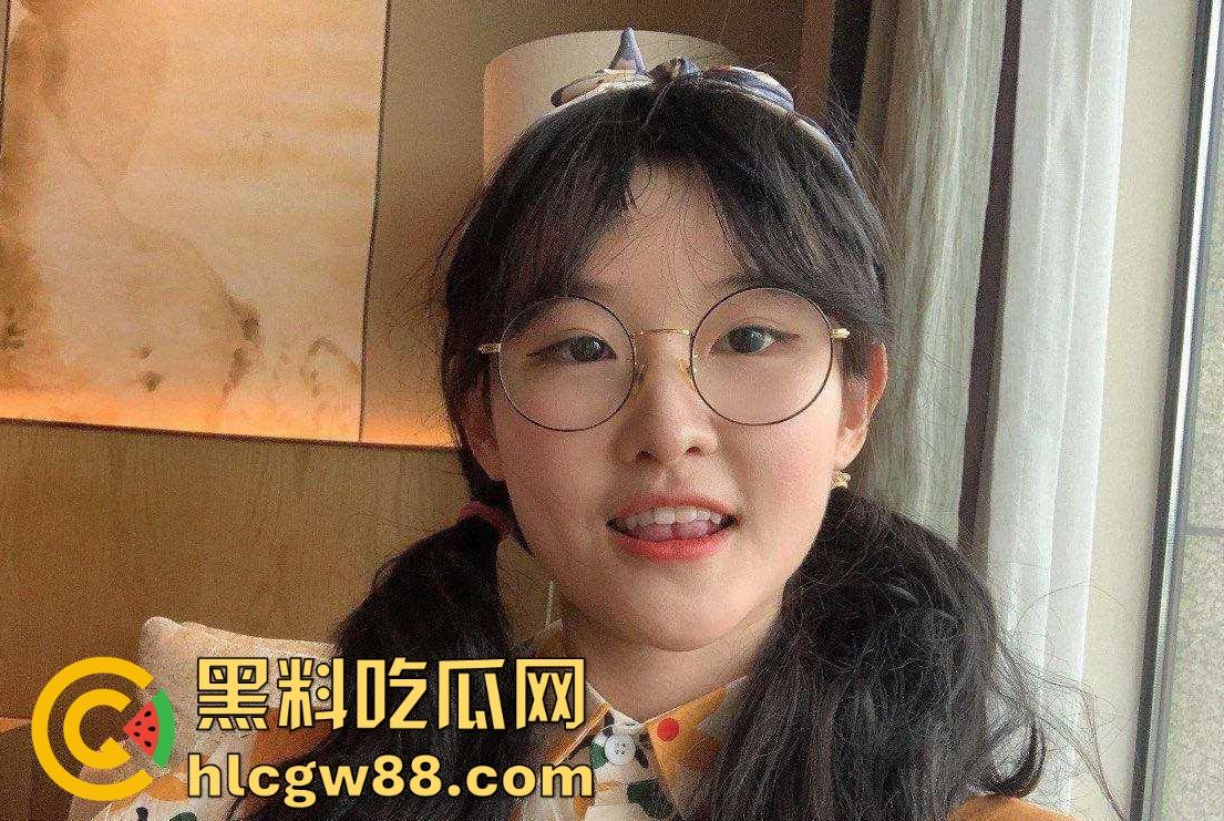 广东工业大学眼镜学生妹【周扬莹】男友相约酒店 情趣睡衣先上阵 男友大量精子往逼里面猛灌的视频曝光！-8