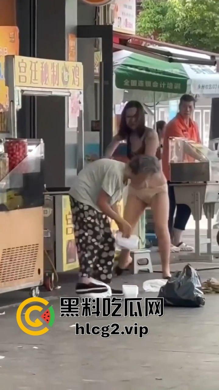 福建疯女人当街发疯！穿着内衣拿锅铲狂砸摊位，路过阿姨无辜挨锤头破血流！-2