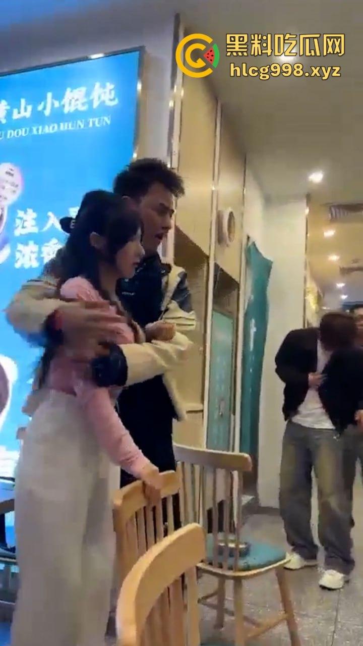 上海俩美女饭店打架下手忒狠 全然不知走光被偷拍 黑衣服这是奶子是真的吗？-3