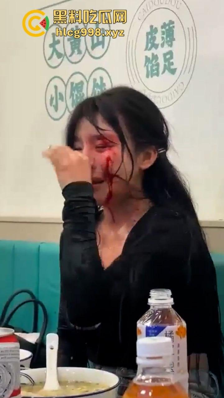 上海俩美女饭店打架下手忒狠 全然不知走光被偷拍 黑衣服这是奶子是真的吗？-4