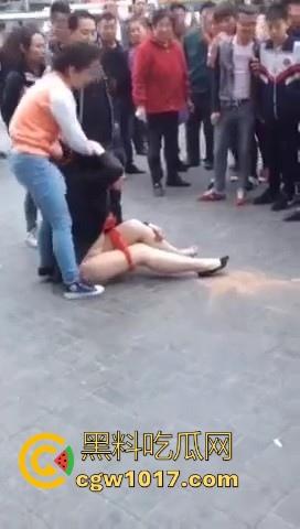 原配当街手撕小三，当众人围观当场脱下其红色小内裤，在场围观的男性纷纷的从各角度转到正面，为其看清楚真容！-1