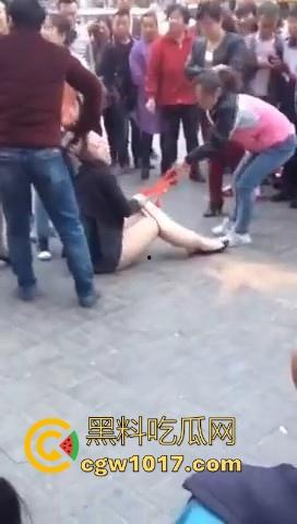 原配当街手撕小三，当众人围观当场脱下其红色小内裤，在场围观的男性纷纷的从各角度转到正面，为其看清楚真容！-5