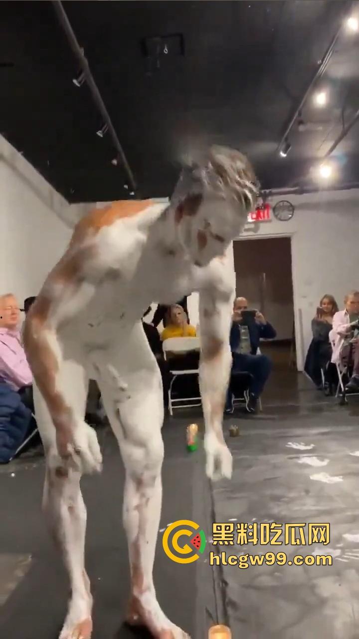 法国艺术圈离谱新高度，16cm大屌男全裸涂满白色液体，用身体狂甩颜料，玩的是真抽象人体艺术？-11