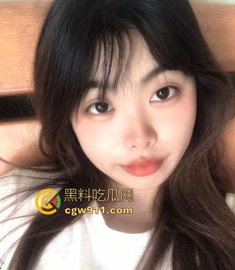 广东理工大学【李由】00后无毛嫩妹，平时文静女神范儿，私下却和男友偷吃禁果，玩得那叫一个浪！-3