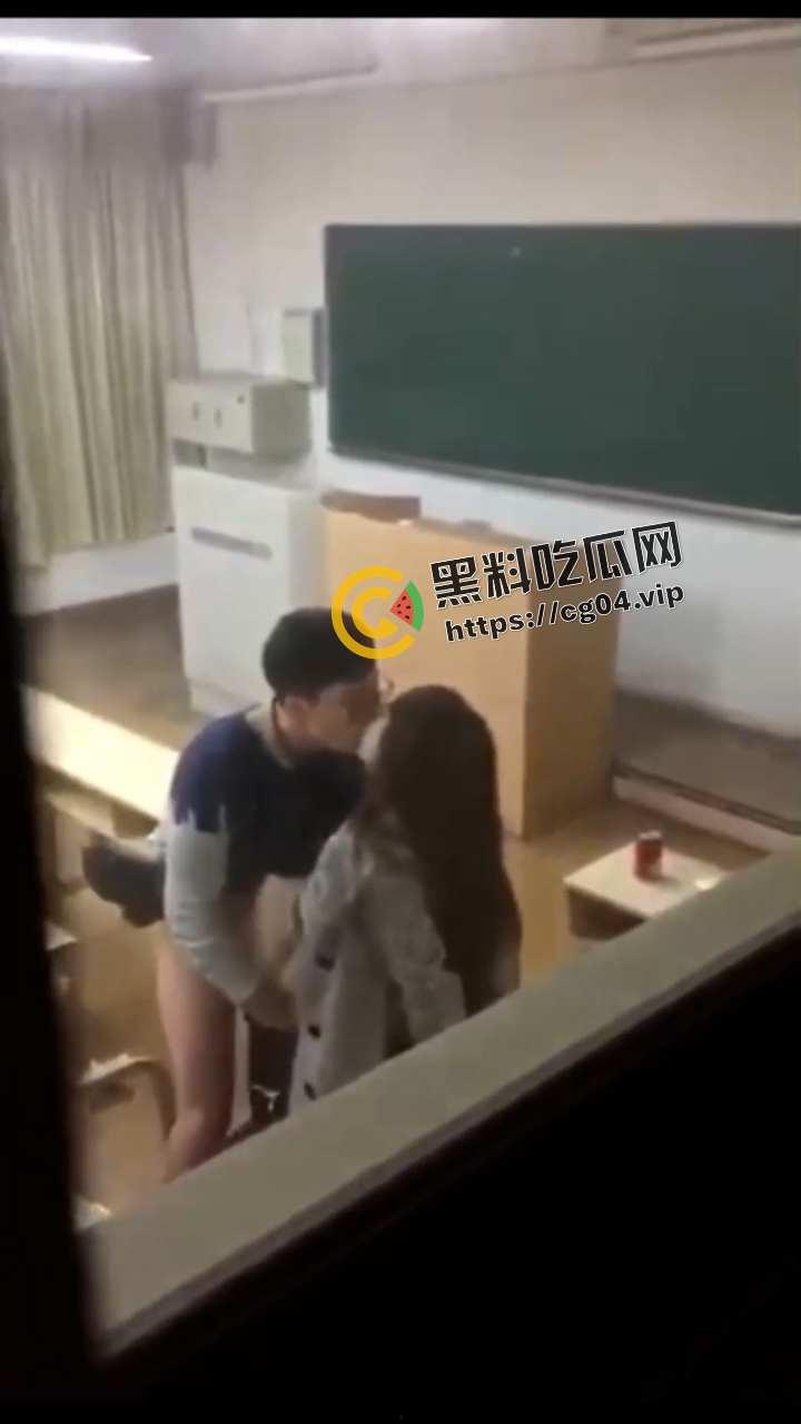 校园偷吃禁果合集 年轻人就是火气旺啊 随时随地都能来一发-7