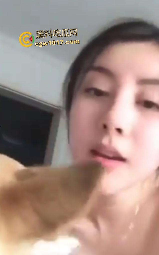 美少妇老公出差饥渴难耐，只好强吻公狗，脱光诱惑狗子它却挣扎逃避，宁愿舔屌都不亲嘴，我也想当狗了！-1