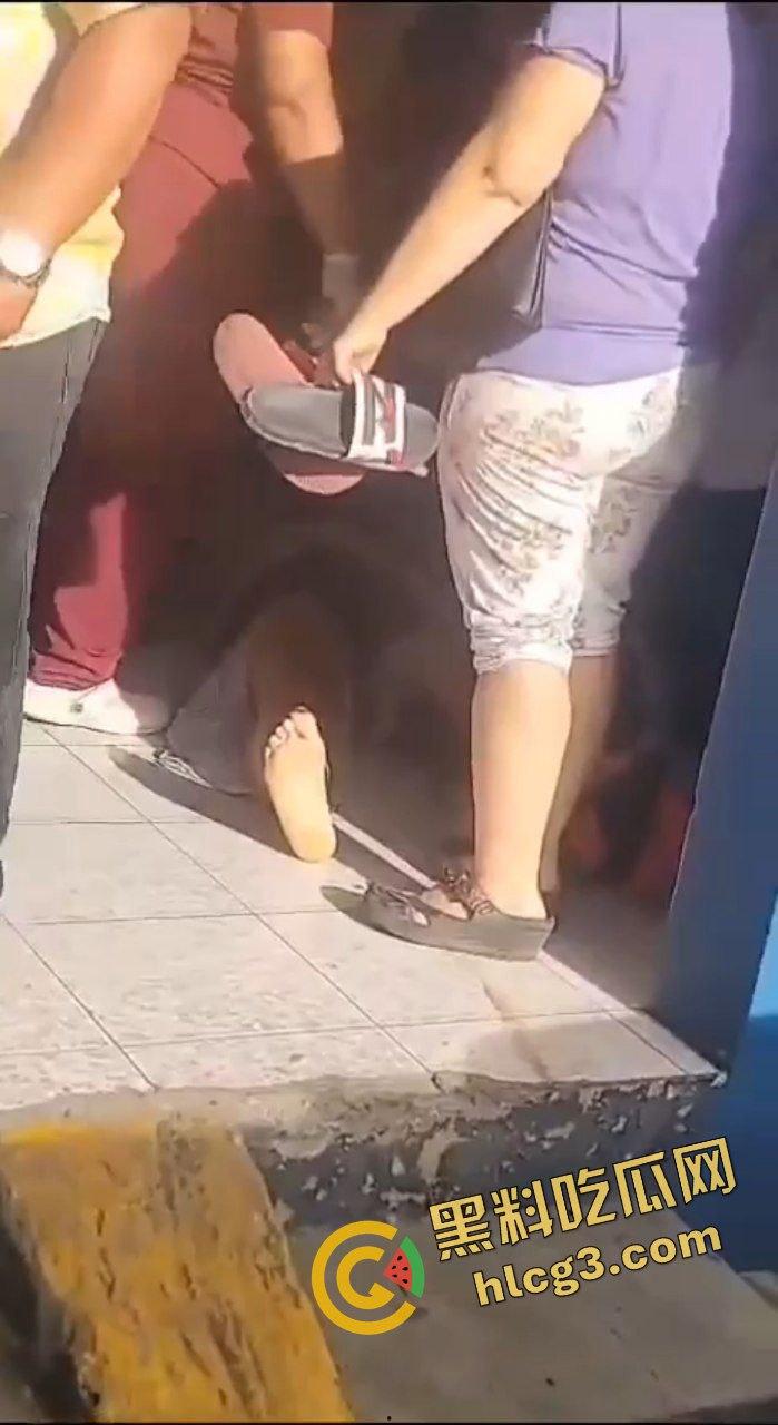 多米尼加 一卡车刹车失灵 连环撞车 碾压摩托车 致2人当场死亡 多人受伤！-3