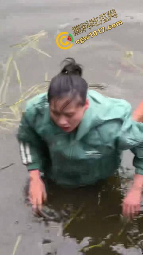 重庆湖边惊魂：绝望女子跳湖，勇敢路人生死救美，惊险拯救，揪心一刻，心跳加速，惊险刺激！-10