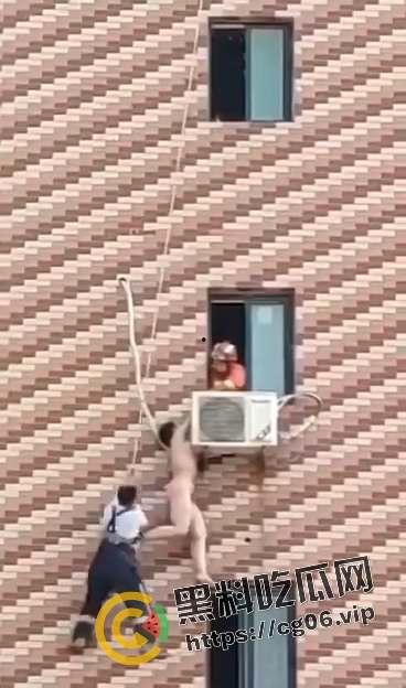 天津小三偷情被撞见 全裸跑路挂在窗户上 最后救援失败当场坠亡 现场画面曝光-3