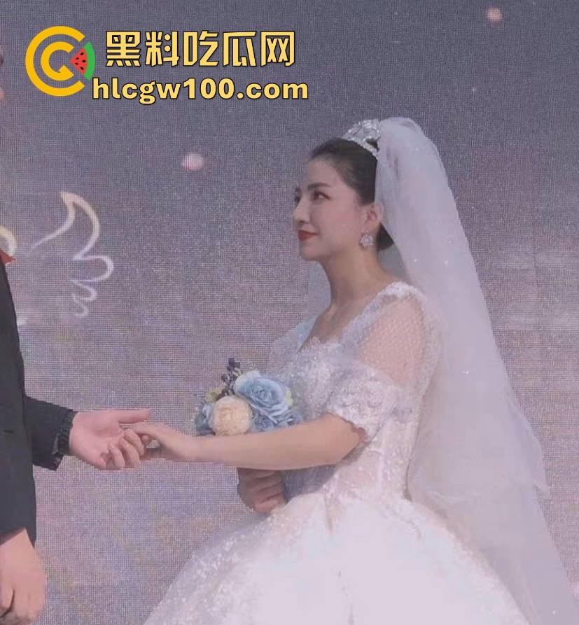 上海已婚反差骚妻【于思雨】背着老公跟炮友疯狂约炮，蜂腰美乳蜜桃臀被爆操到浑身抽搐，结婚照都成了撩骚工具！-6
