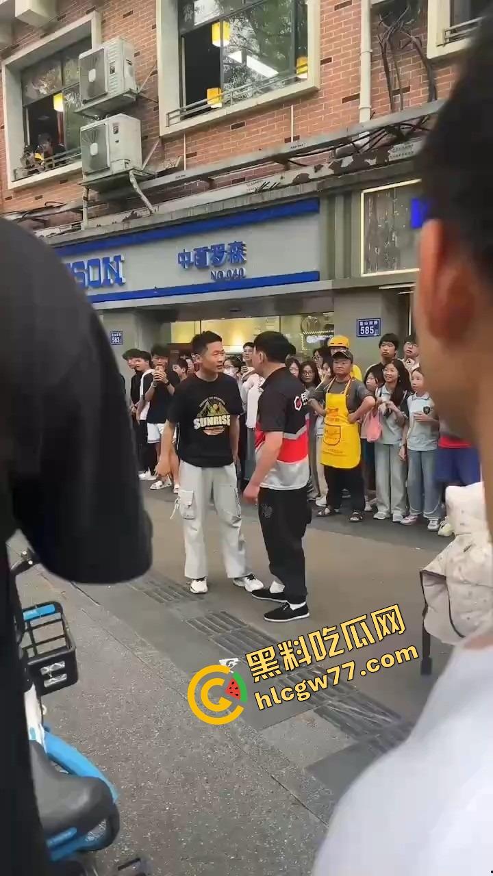 长沙纯爱战士悲剧现场，顺丰小哥为爱打工全身奉献，结果女友当街牵别人，绿得他人都傻了！-9