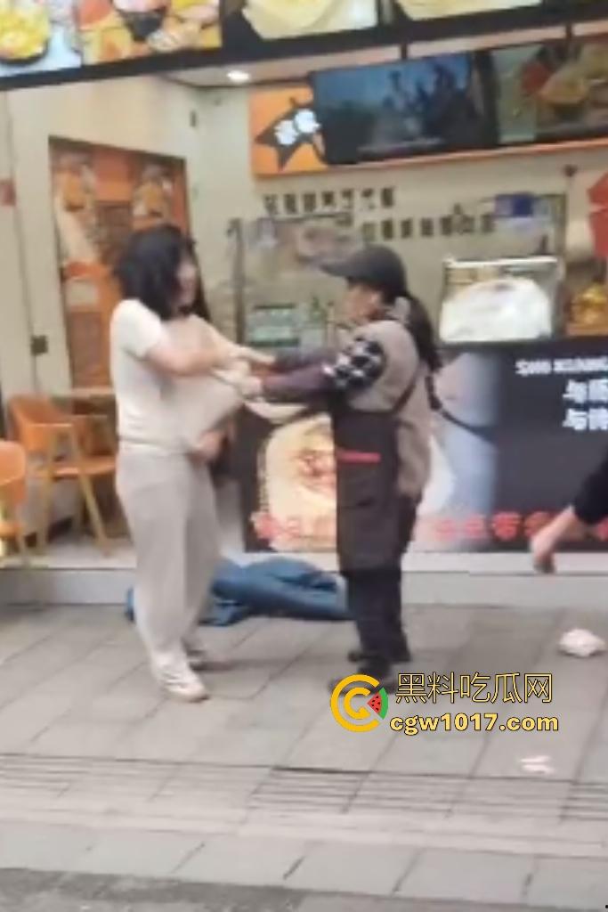 株洲芦淞区蜀香锅盔店，20岁无业骚妹吃完两份拒付钱，脱外套跑路被店主扯衣露膀子，这是霸王餐专业户还是真困难？-7