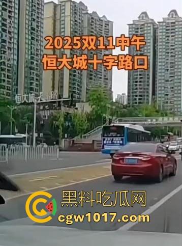 重庆巴南李家坨恒大城发生严重车祸，渣土车碰外卖小电驴，一个侧翻 将旁边的外卖小哥埋压致死，这真是鸡蛋碰石头，死无全尸啊！-8