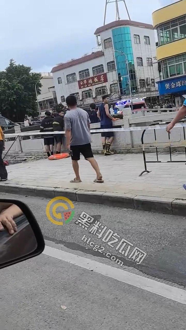 男子跳水原因成谜,岸上吃瓜群众围观看戏:事件背后隐藏着什么秘密?-1
