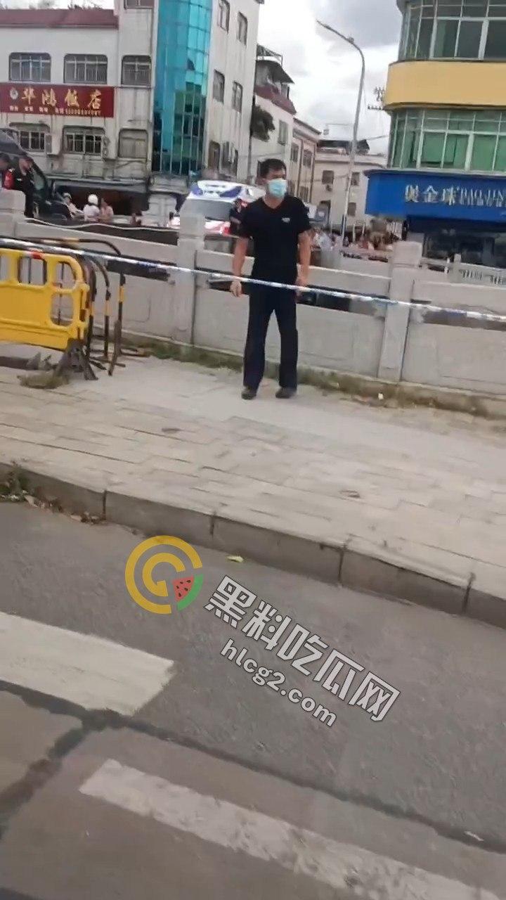 男子跳水原因成谜,岸上吃瓜群众围观看戏:事件背后隐藏着什么秘密?-7