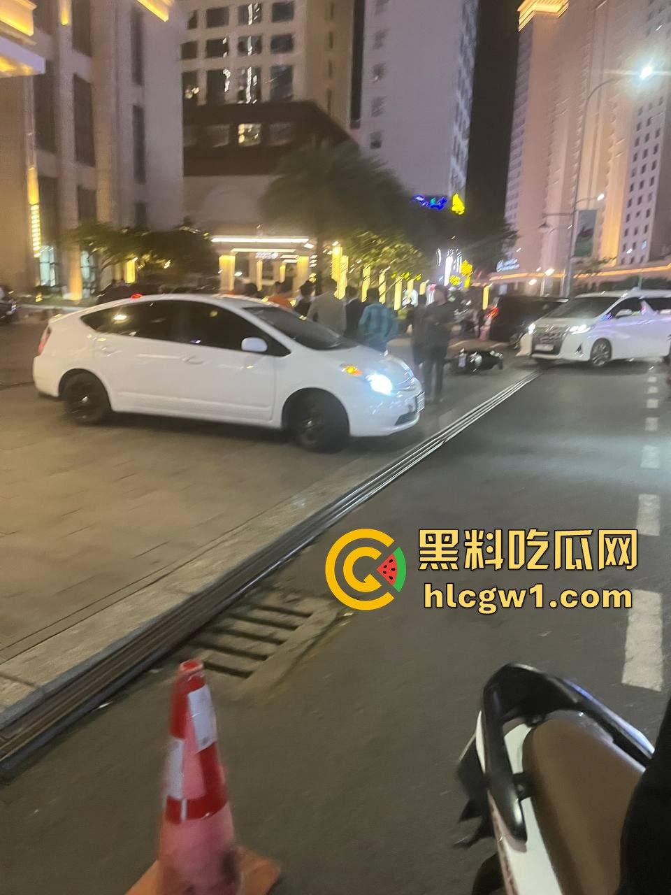 南海门口车祸惨剧！人被撞飞几米远，躺地上抽搐得吓死人，吓得路人魂都飞了！-7