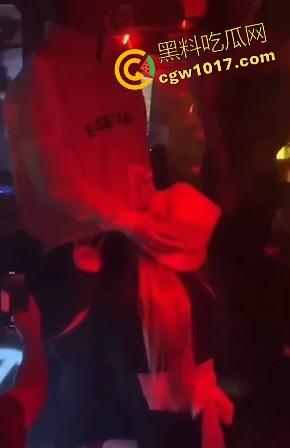 湖南长沙骑士酒吧又玩出新高度,女DJ现场给富二代口交,暴力深喉输出,还当众后入,卧槽玩这么刺激的吗!!-6