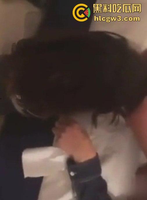 两渣男骗大学学妹灌醉玩浴缸迷奸，醉酒趴在床上对着垃圾桶吐，抱进浴缸无套猛操，逼水混成一片还拍视频！-2