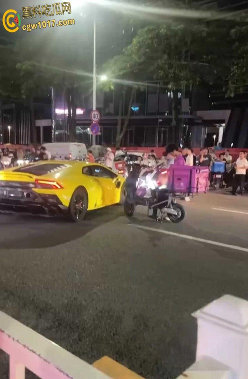 外卖小哥撞大牛,超跑转弯也不让直行,直接罚款500,骑手吃惊:这送一年外卖也没用?-7