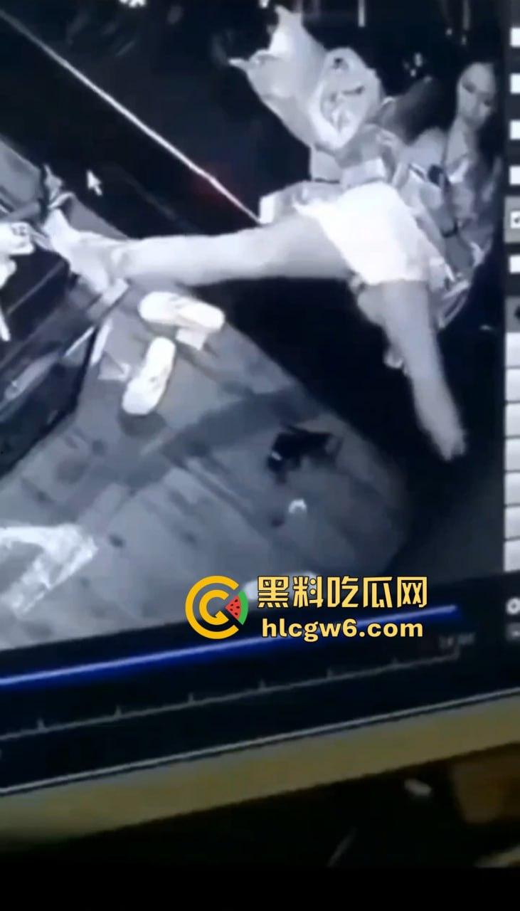 KTV小姐包厢内寂寞自慰全程被拍，无人点单逼痒难耐，一边看小电影一边摸，真怕她拿麦克风塞逼？-6