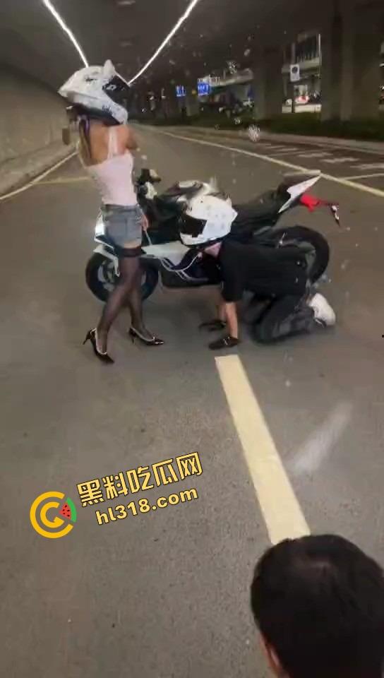 抖音摩托车圈热瓜，春风车主抬不起来的腰，终究还是断了，得吃哥跪地当狗舔高跟黑丝-13