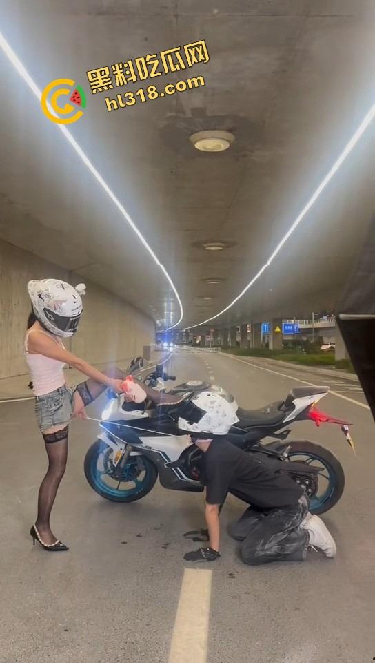 抖音摩托车圈热瓜，春风车主抬不起来的腰，终究还是断了，得吃哥跪地当狗舔高跟黑丝-17