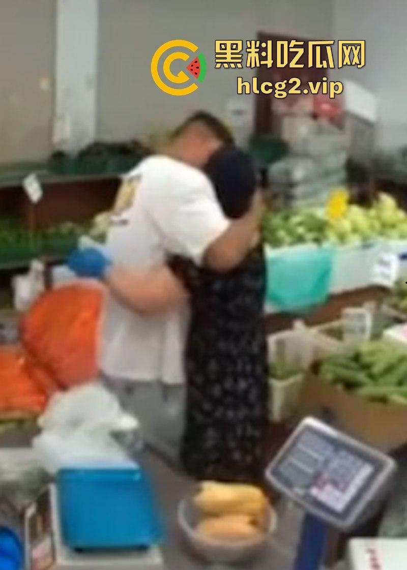 抖音网友视频曝光亲妈和亲老公搞在了一起 搂搂抱抱完全不避人!-7