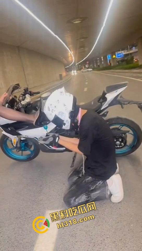 抖音摩托车圈热瓜，春风车主抬不起来的腰，终究还是断了，得吃哥跪地当狗舔高跟黑丝-21
