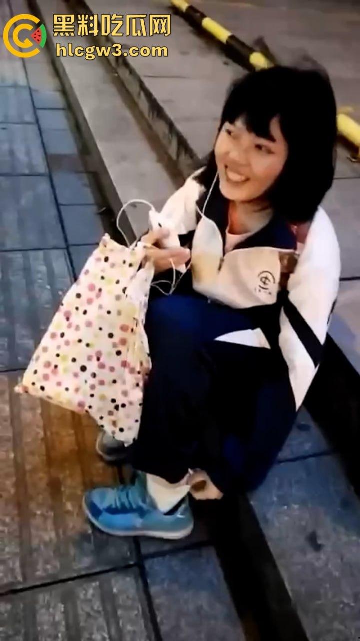 重口痴汉向清纯学生妹索要原味袜子 妹子被金钱诱惑在大庭广众下被舔脚40秒！-1