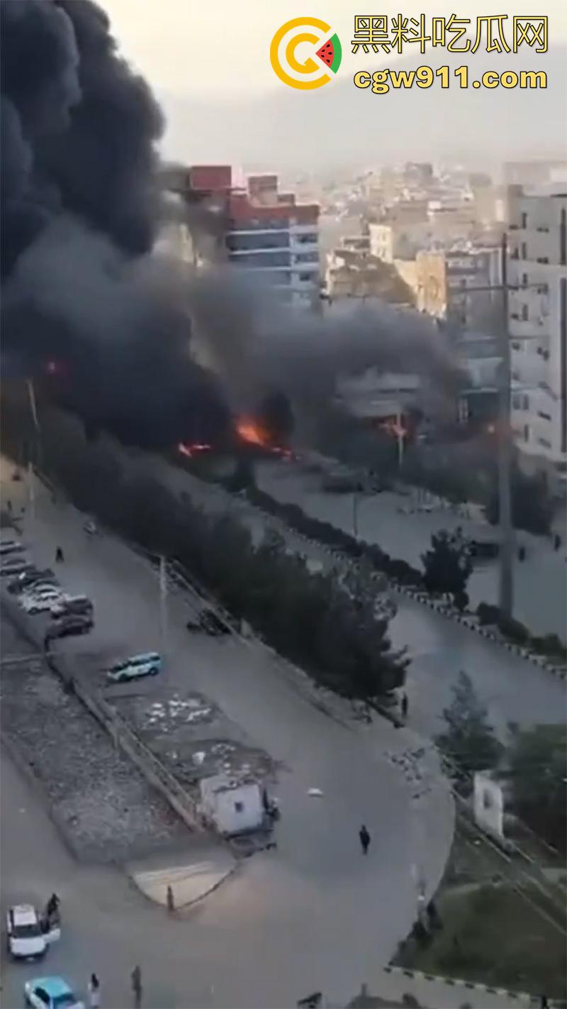 阿富汗首都喀布尔突发爆炸,现场浓烟滚滚,临时政府称系油罐车爆炸起火,居民表示当天至少发生3起爆炸!-5