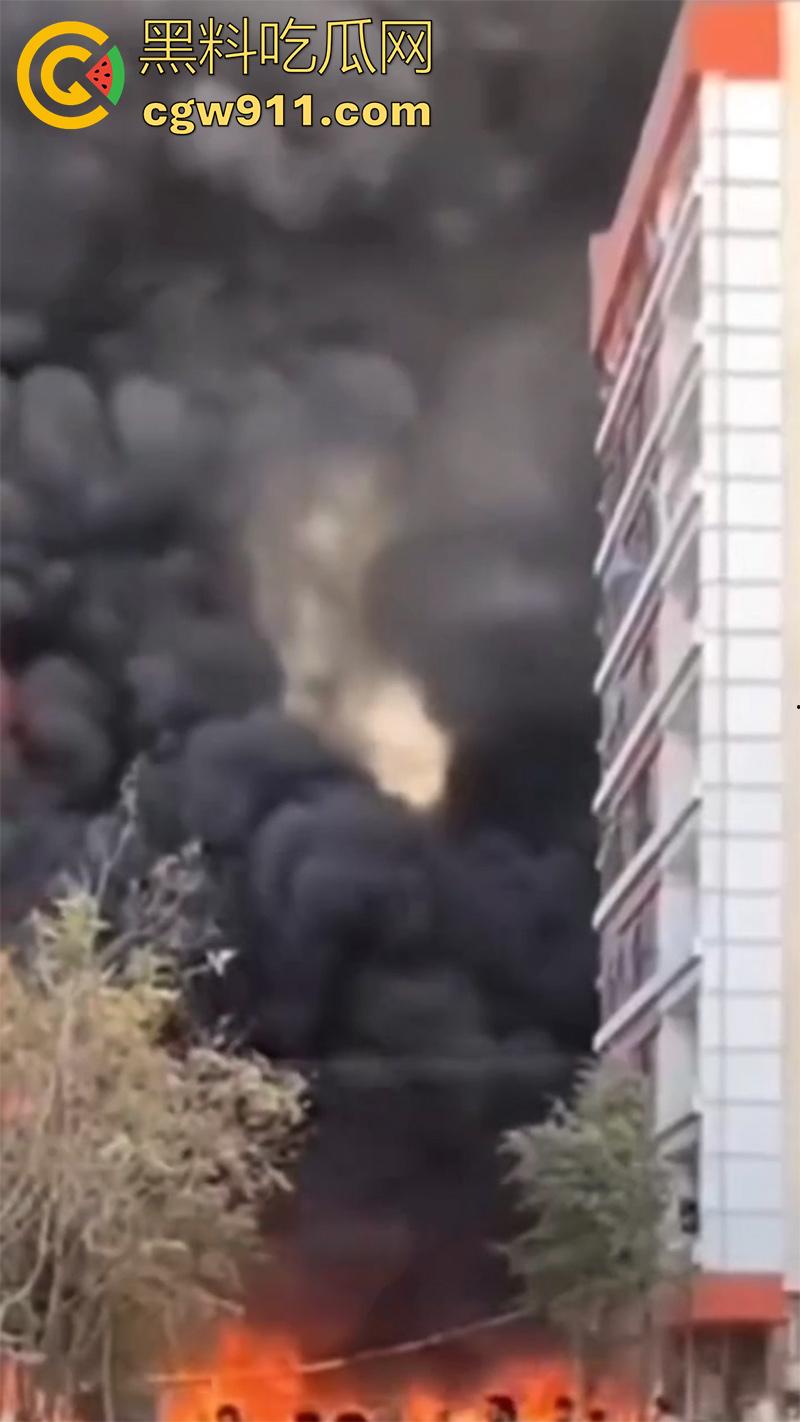 阿富汗首都喀布尔突发爆炸,现场浓烟滚滚,临时政府称系油罐车爆炸起火,居民表示当天至少发生3起爆炸!-6